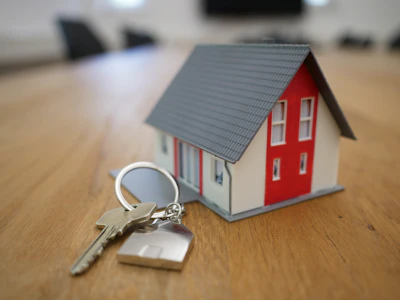 Agente immobilière souriante